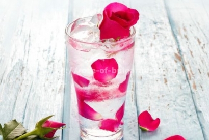 Les 7 raisons de boire de l'eau de rose naturelle de Bulgarie